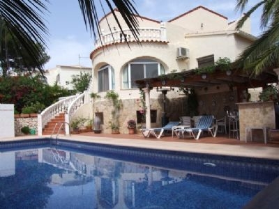 Villa for sale in town 48276