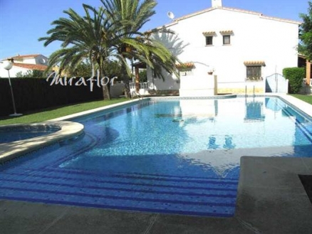 Villa for sale in town 68976