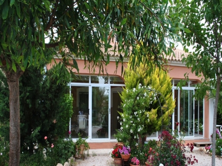 Villa for sale in town 100221