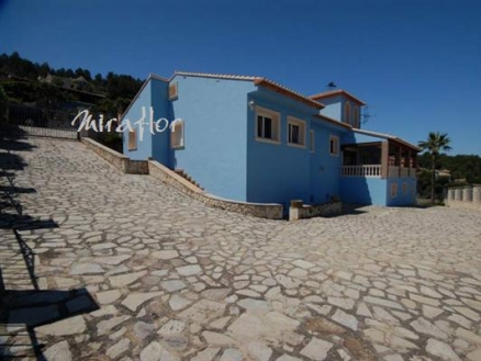 Villa for sale in town 78445