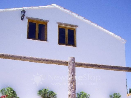 Country&nbsp;Property&nbsp;with&nbsp;5&nbsp;bedroom&nbsp;in&nbsp;town&nbsp;81121