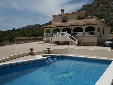 Alguena property: Villa for sale in Alguena 99036