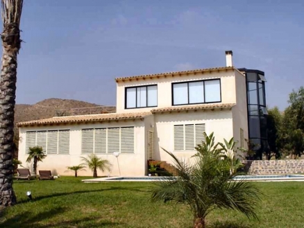 Villa&nbsp;for&nbsp;sale&nbsp;in&nbsp;town,&nbsp;Spain&nbsp;118076