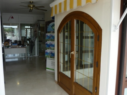 Commercial&nbsp;with&nbsp;bedroom&nbsp;in&nbsp;town&nbsp;131001