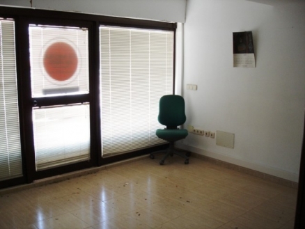 Commercial&nbsp;with&nbsp;4&nbsp;bedroom&nbsp;in&nbsp;town&nbsp;131306