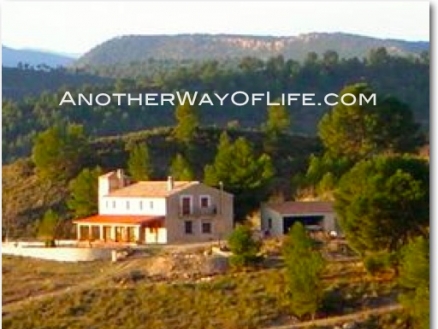 Farmhouse for sale in town, Spain 151437