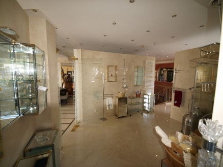 Commercial with bedroom in town 157449