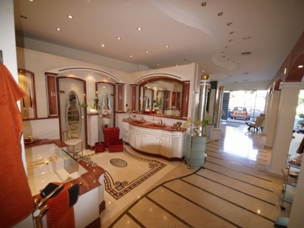 Commercial with bedroom in town 157450