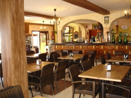 Commercial&nbsp;with&nbsp;bedroom&nbsp;in&nbsp;town&nbsp;177806