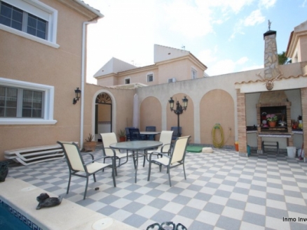 Villa for sale in town, Alicante 185431