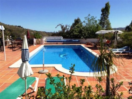 Villa for sale in town, Spain 185657