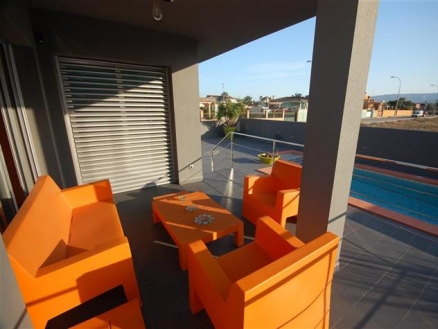 Villa for sale in town, Spain 185990