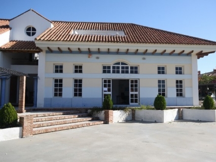 Commercial with bedroom in town 187337
