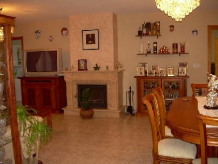 Villa for sale in town, Spain 198618