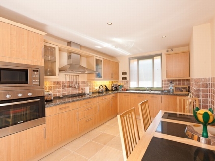 Estepona property: Apartment with 2 bedroom in Estepona 205290