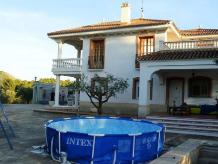 Villa for sale in town, Spain 210006
