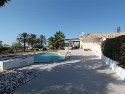 Villa for sale in town 214013