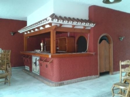 Commercial with bedroom in town 214107