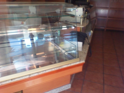 Commercial with bedroom in town 214298