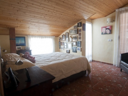 Apartment with 3 bedroom in town 214327