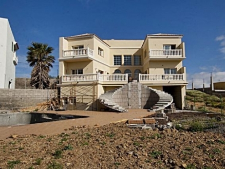 Villa for sale in town 214373