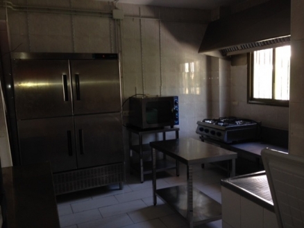 Commercial with bedroom in town 214944