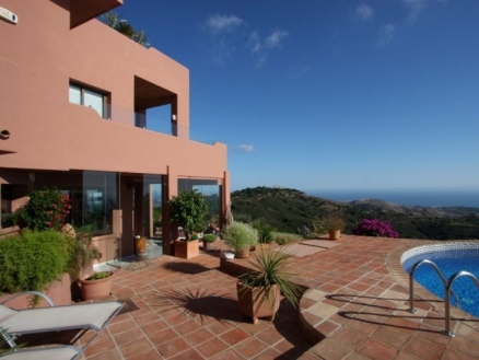Apartment with 3 bedroom in town 215149