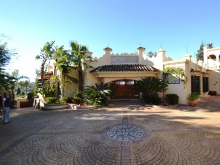 Nueva Andalucia property: Malaga Villa 215352
