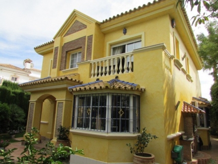 Villa for sale in town 215358