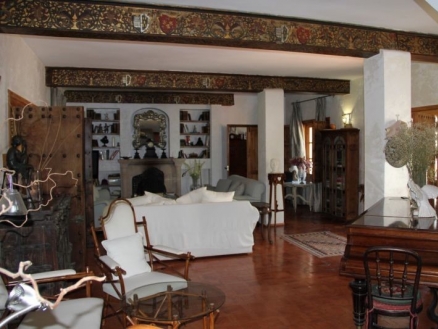 Villa with 9+ bedroom in town 215912