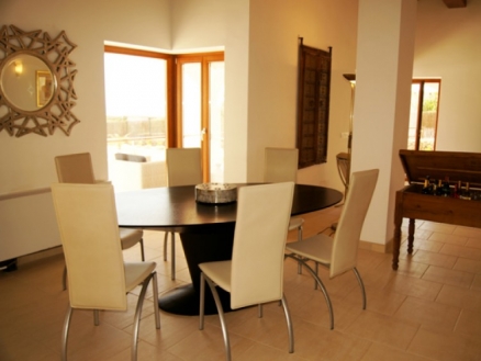 Villa with 3 bedroom in town 230806