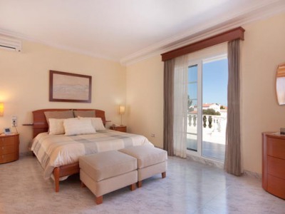 Villa for sale in town, Spain 237520