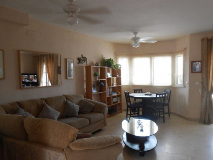 Semi-Detached with 6 bedroom in town 241851