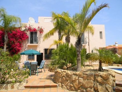 Villa for sale in town, Spain 252555