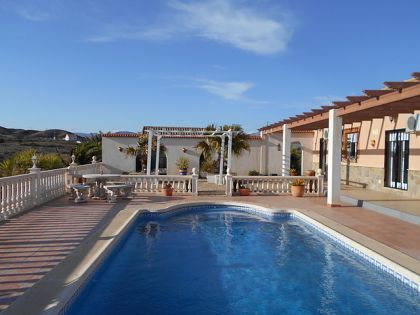 Villa for sale in town 252576