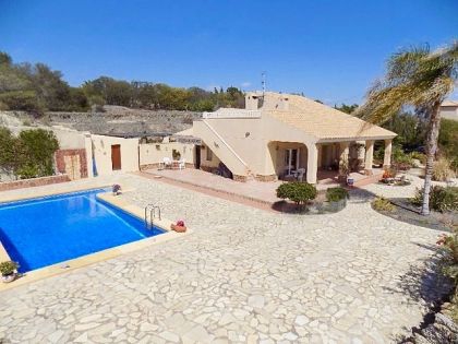 Villa for sale in town 252604