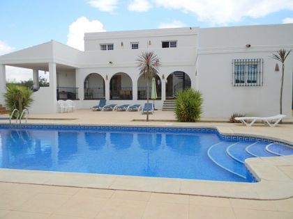 Villa with 4 bedroom in town 252608