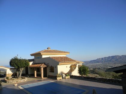 Villa for sale in town, Spain 252744