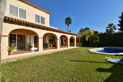 Villa for sale in town, Spain 266508