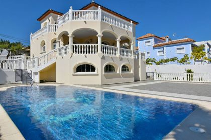 Villa for sale in town, Spain 277190