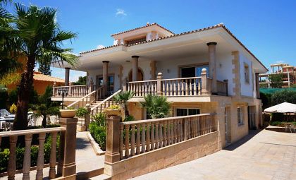 Villa for sale in town, Spain 279229