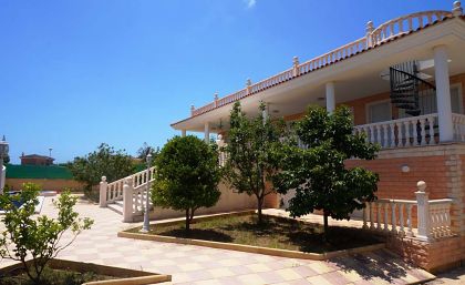 Villa with 4 bedroom in town 279595