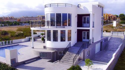 Villa for sale in town, Spain 279736