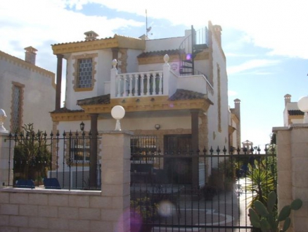 Villa for sale in town, Spain 281689