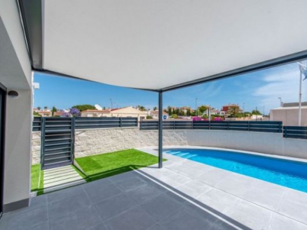 Villa for sale in town, Spain 282447