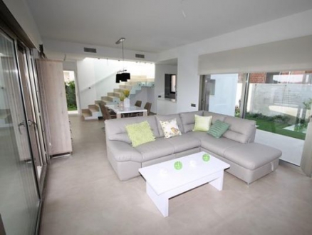 Villa for sale in town, Spain 283099