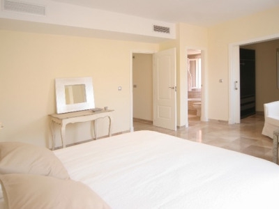 La Linea De La Concepcion property: La Linea De La Concepcion Townhome 283315